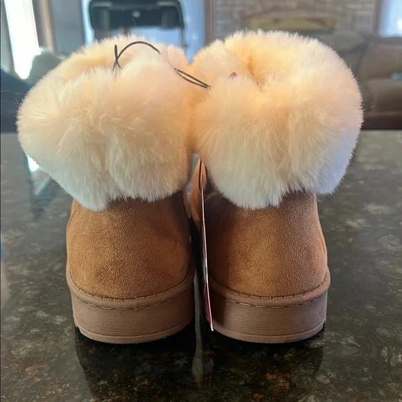 Tan Suede Boots with White Fur Trim - Picture 4 of 8